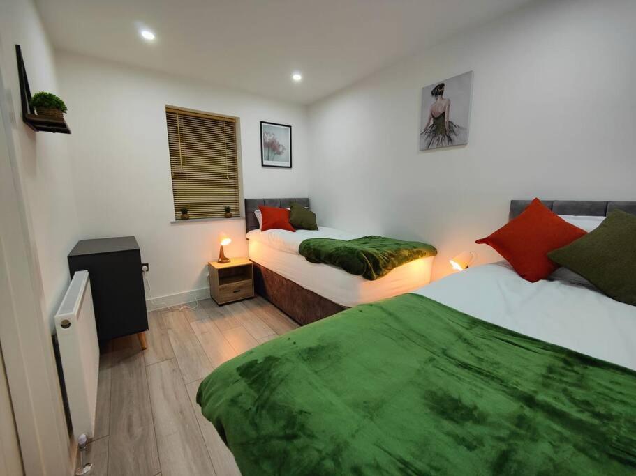 7 Guests - 4 Bedroom - Free Wi-Fi - Кетеринг Экстерьер фото