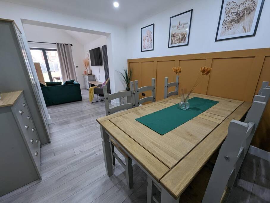 7 Guests - 4 Bedroom - Free Wi-Fi - Кетеринг Экстерьер фото